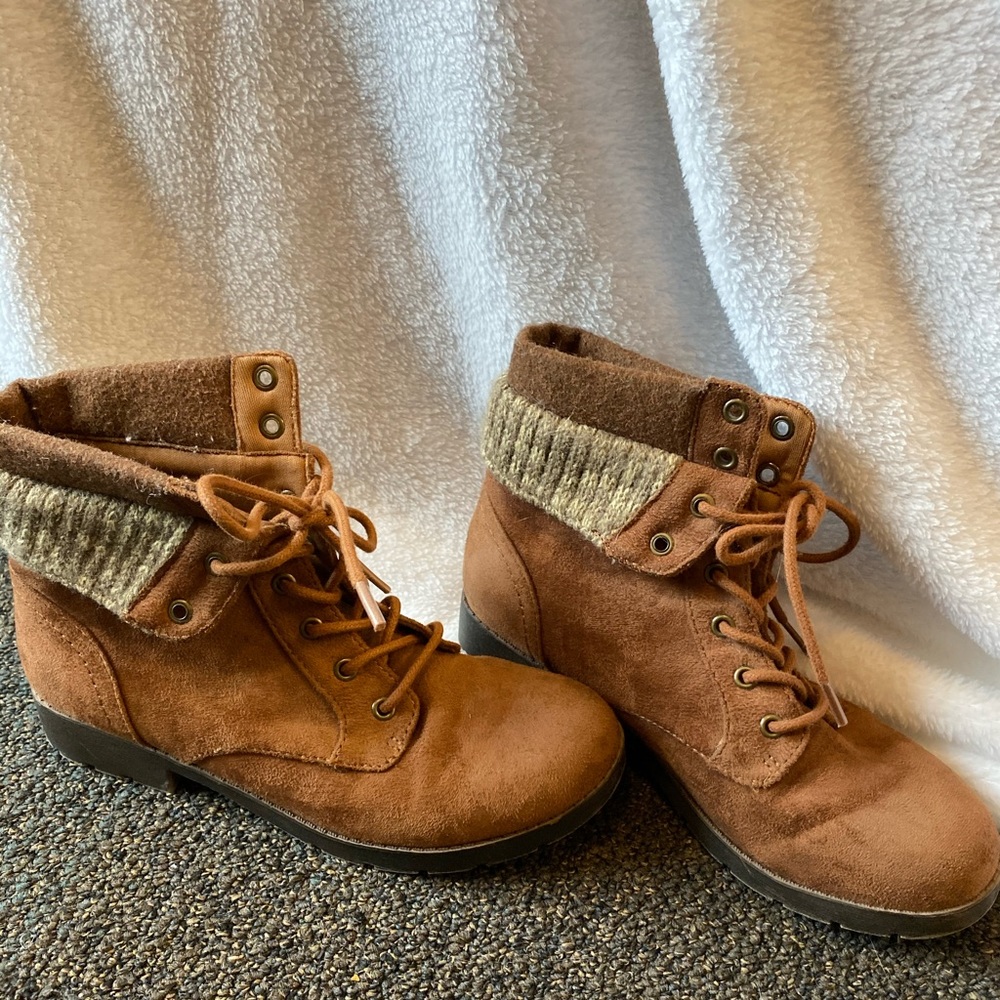 Size 6 1/2 brown ankle boots